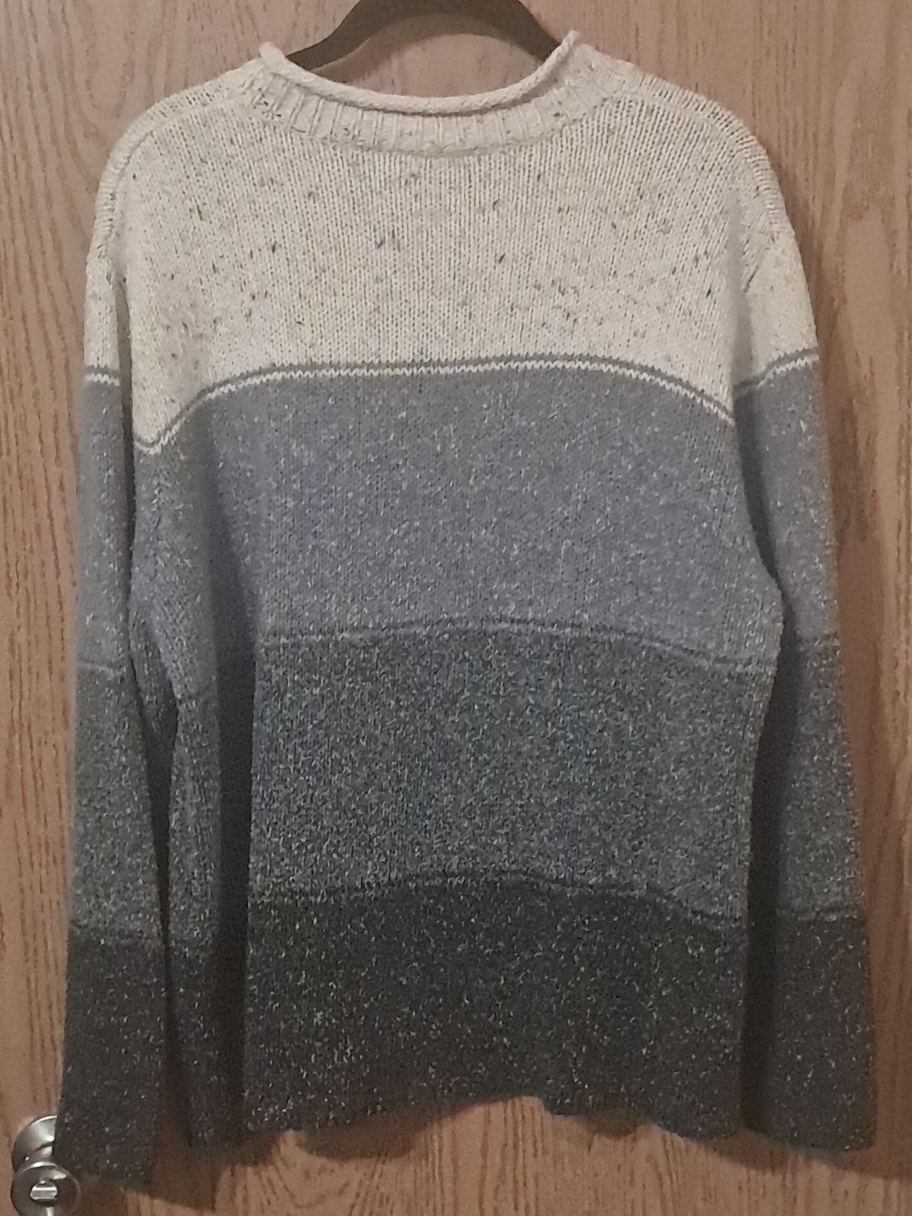 croft & barrow Men’s Crewneck Colorblock Sweater in Cream and Blue-Gray Large